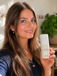 Naima mit einem Naturkosmetik-Produkt