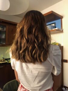 Naima mit langen, natürlichen Haaren von hinten