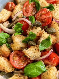 Italienischer Brotsalat mit Tomaten und Basilikum, vegan und glutenfrei
