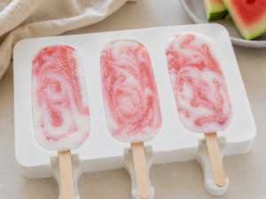 Selbstgemachtes Wassermelonen-Eis am Stiel