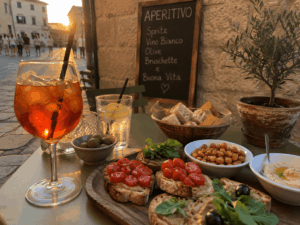 Aperitivo an einer Bar in Italien