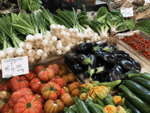 Obst und Gemüse auf einem Wochenmarkt in Italien