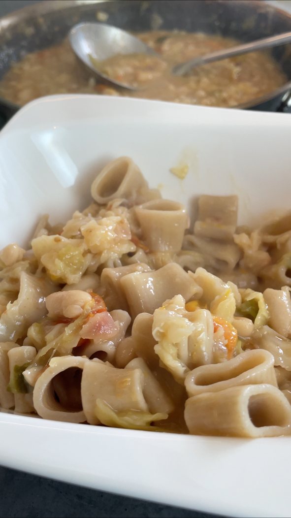 Pasta mit Wirsing und weißen Bohnen im Teller