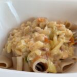 Cremige Pasta mit Wirsing und weißen Bohnen, vegan und glutenfrei, im Teller