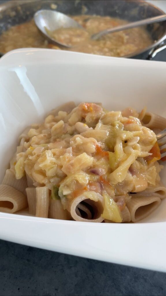 Cremige Pasta mit Wirsing und weißen Bohnen, vegan und glutenfrei, im Teller
