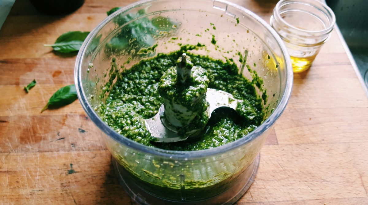 Basilikum-Pesto wird im Food-Prozessor püriert