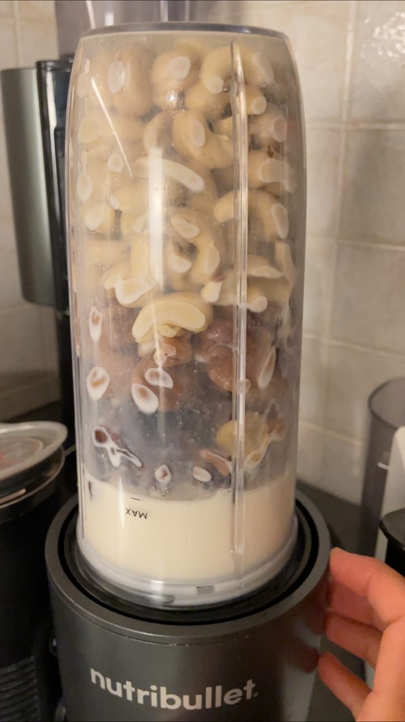 Eingeweichte Cashews, Kastanien und Datteln im Nutribullet-Mixer