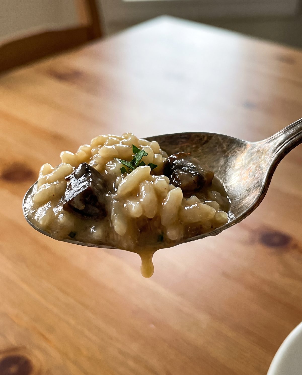 einfaches Rezept — Detailaufnahme von cremigem Risotto ai Funghi mit Pilzen