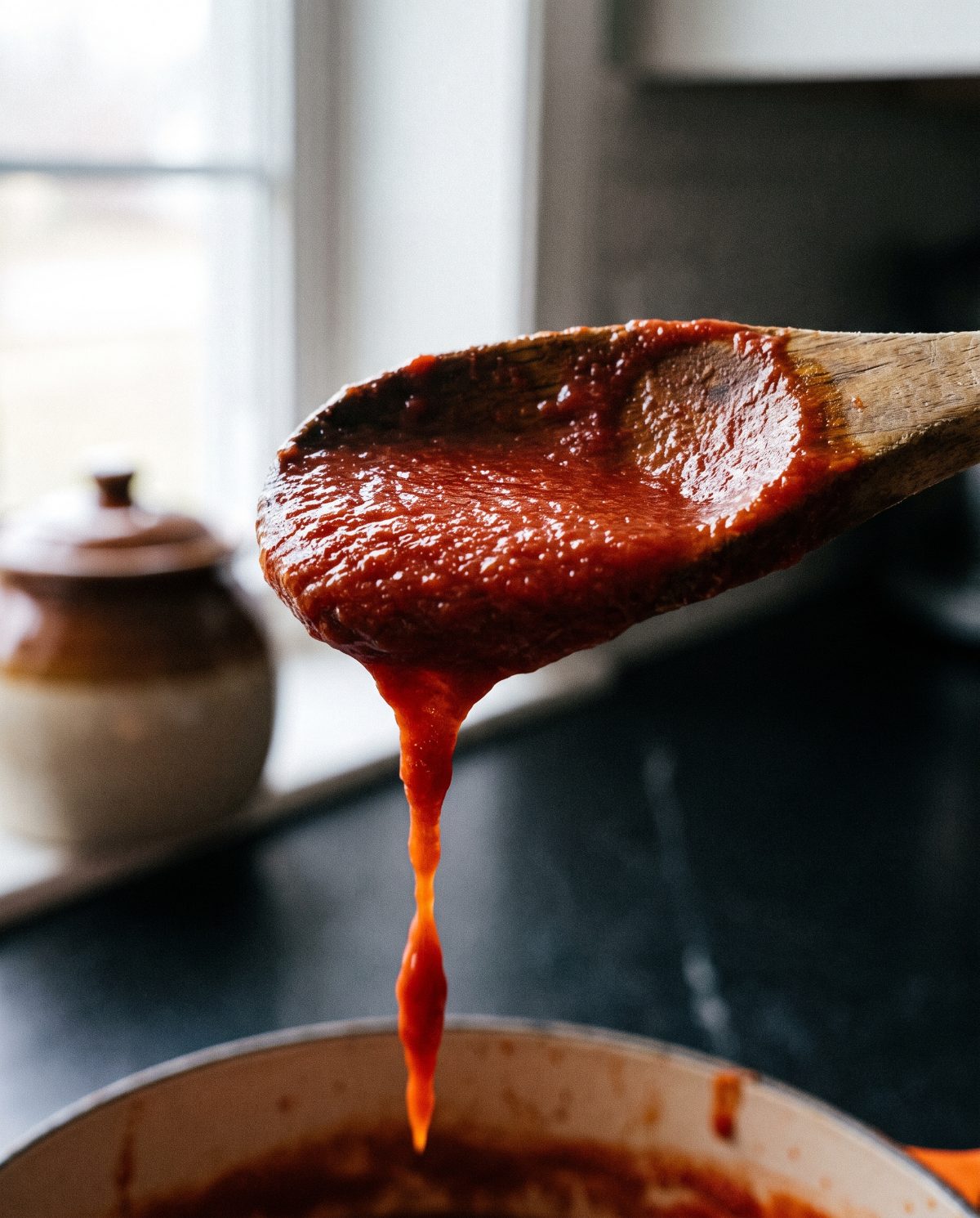 einfaches Rezept — Detailaufnahme von samtigem Sugo al Pomodoro auf dem Löffel