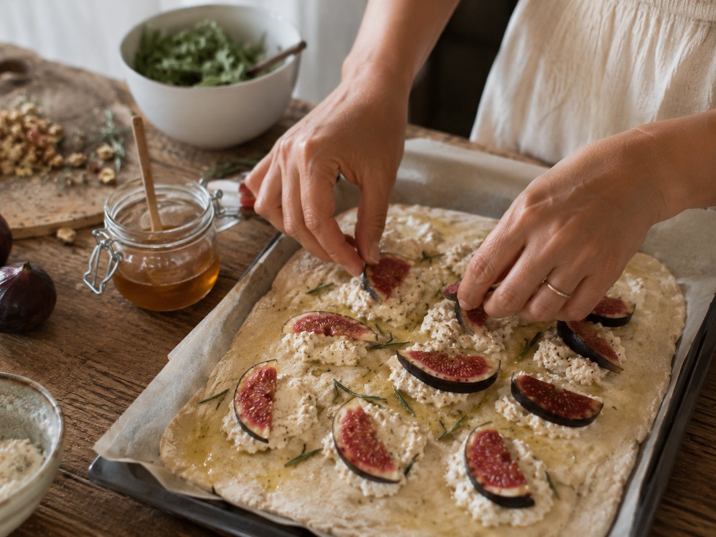 einfaches Rezept — Pizzaboden wird mit veganer Ricotta und Feigen belegt