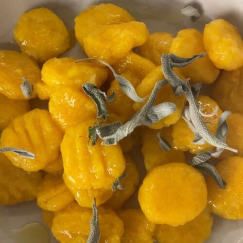 Kürbis-Gnocchi mit Salbei und Olivenöl
