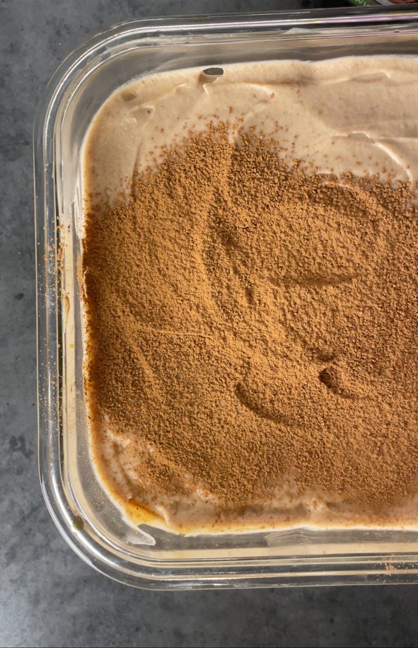 Veganes Kastanien-Tiramisu mit Karobpulver bestäubt