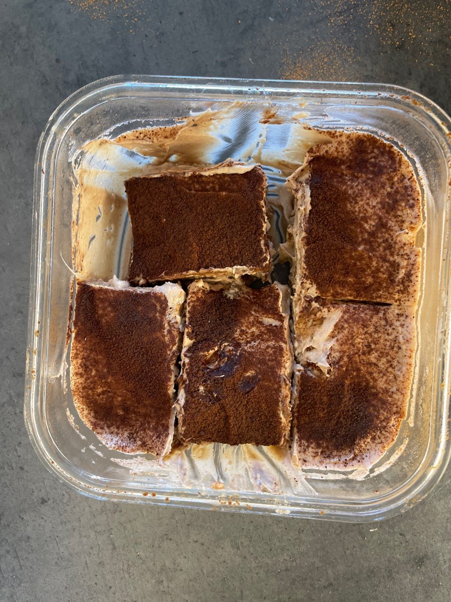 Veganes, glutenfreies Kastanien-Tiramisu in Stücken in der Glasform
