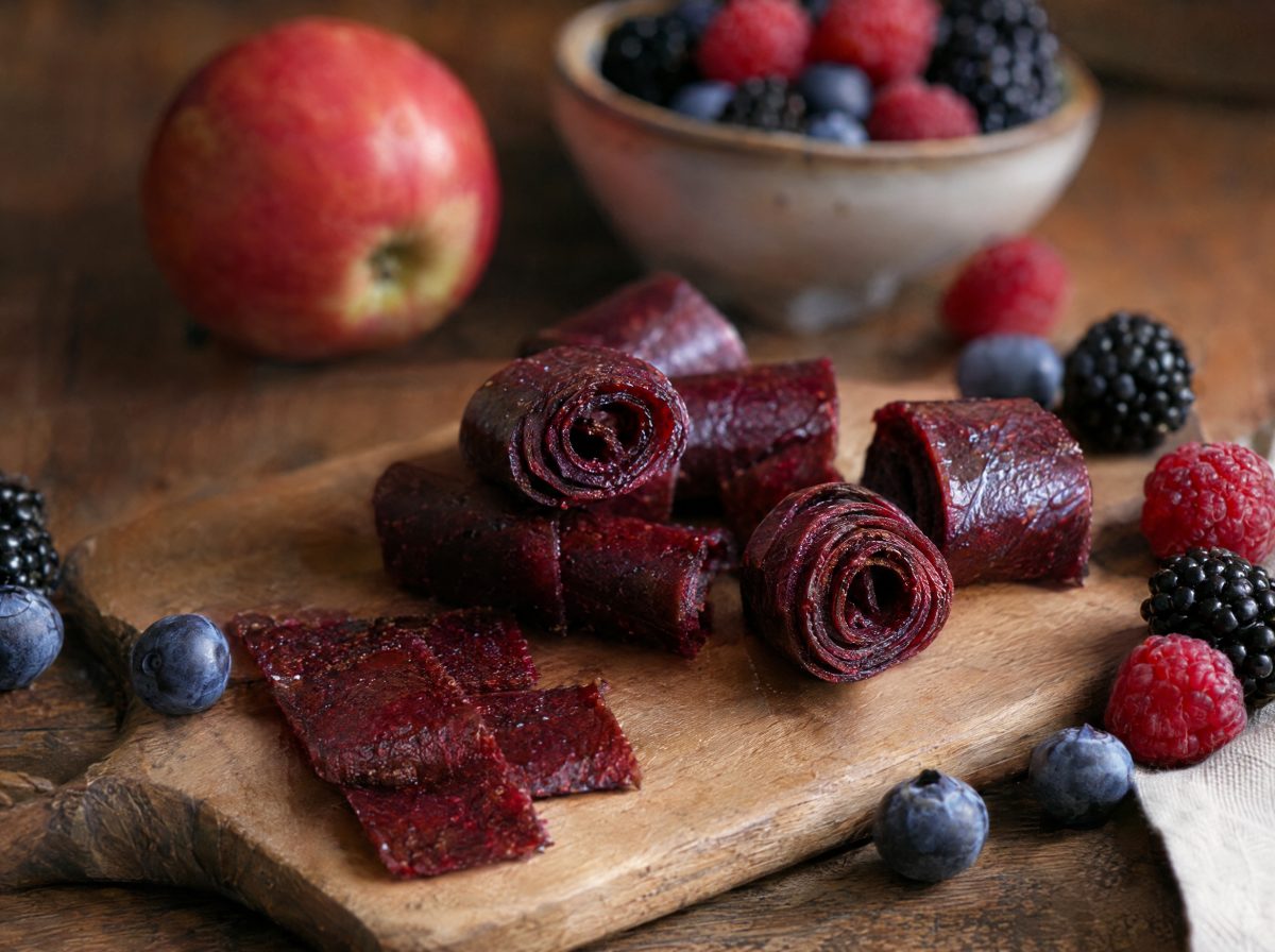 Selbstgemachtes Apfel-Beeren-Fruchtleder, aufgerollt geschnitten