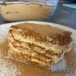 Kastanien-Tiramisu: vegan, glutenfrei und ohne Industriezucker Ein Stück glutenfreies Kastanien-Tiramisu mit sichtbaren Schichten