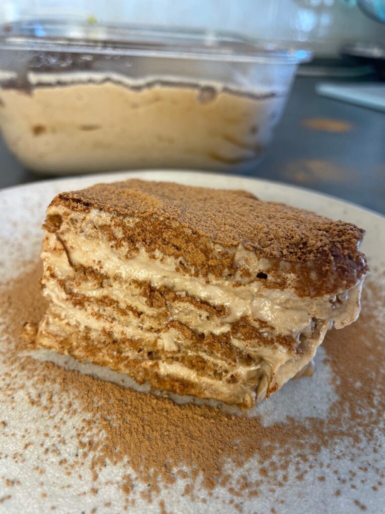 Ein Stück glutenfreies Kastanien-Tiramisu mit sichtbaren Schichten