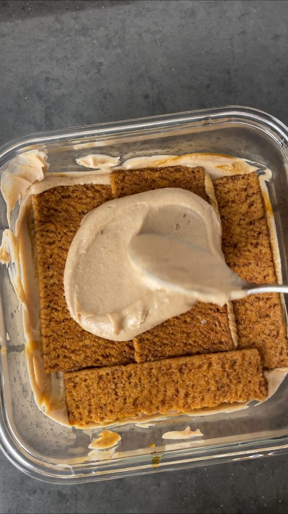 Kastaniencreme wird auf eingeweichte Kastaniencracker gestrichen