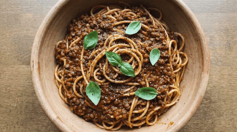 Cremige Spaghetti mit Linsen-Bolognese