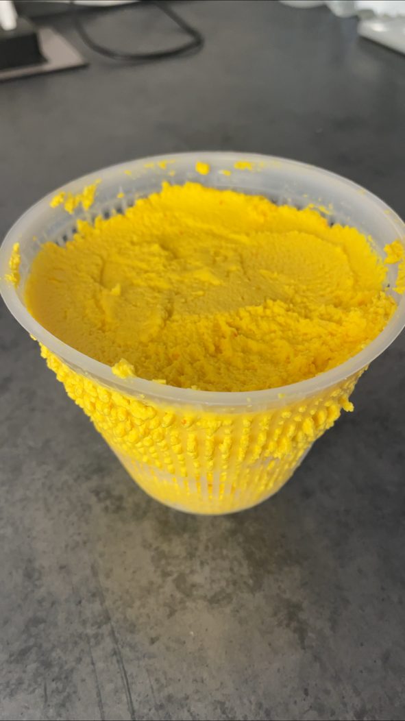 Veganer Kürbis-Ricotta in einem Ricotta-Körbchen