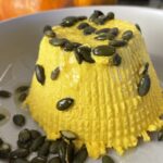 Veganer Ricotta aus Kürbis und Mandeln: so einfach, dass ich es selbst kaum glauben konnte Veganer Ricotta aus Kürbis und Mandeln, gestürzt auf einem Teller mit gerösteten Kürbiskernen und Olivenöl