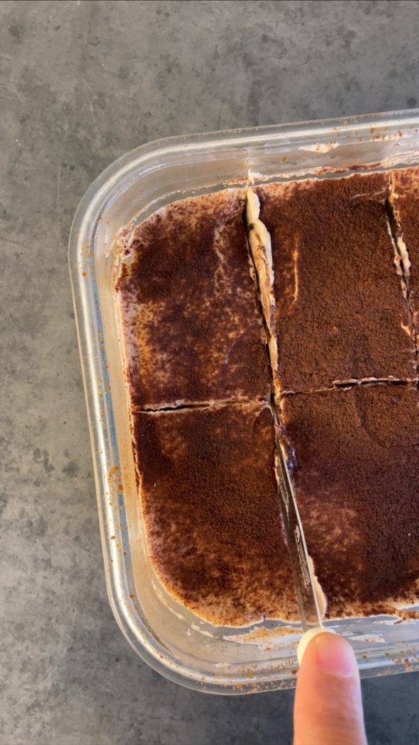 Angeschnittenes veganes Kastanien-Tiramisu in der Glasform