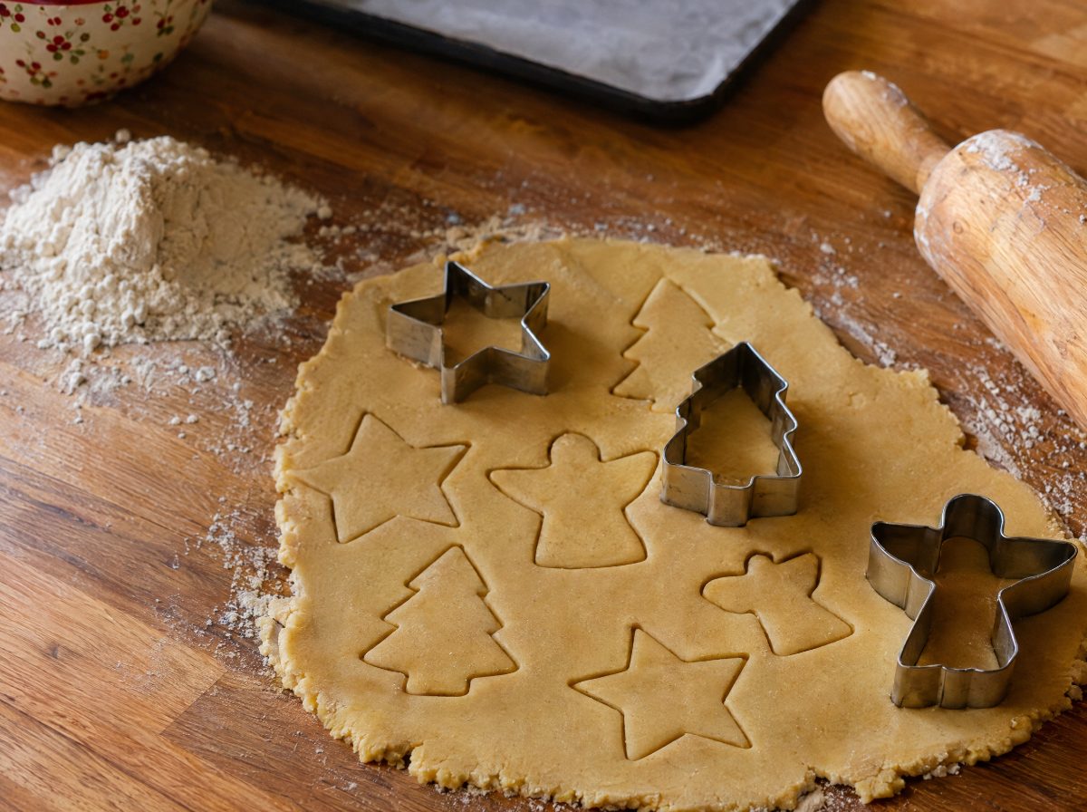 Weihnachtliche Ausstechförmchen auf ausgerolltem Plätzchenteig