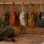 Adventskalender für Kinder (3–6 Jahre) selbst befüllen: 24 gesunde, vegane Ideen ohne Industriezucker zum Naschen, Spielen und Basteln Weihnachtlicher Adventskalender mit handgemachten Stoffsäckchen, natürlich und gemütlich dekoriert