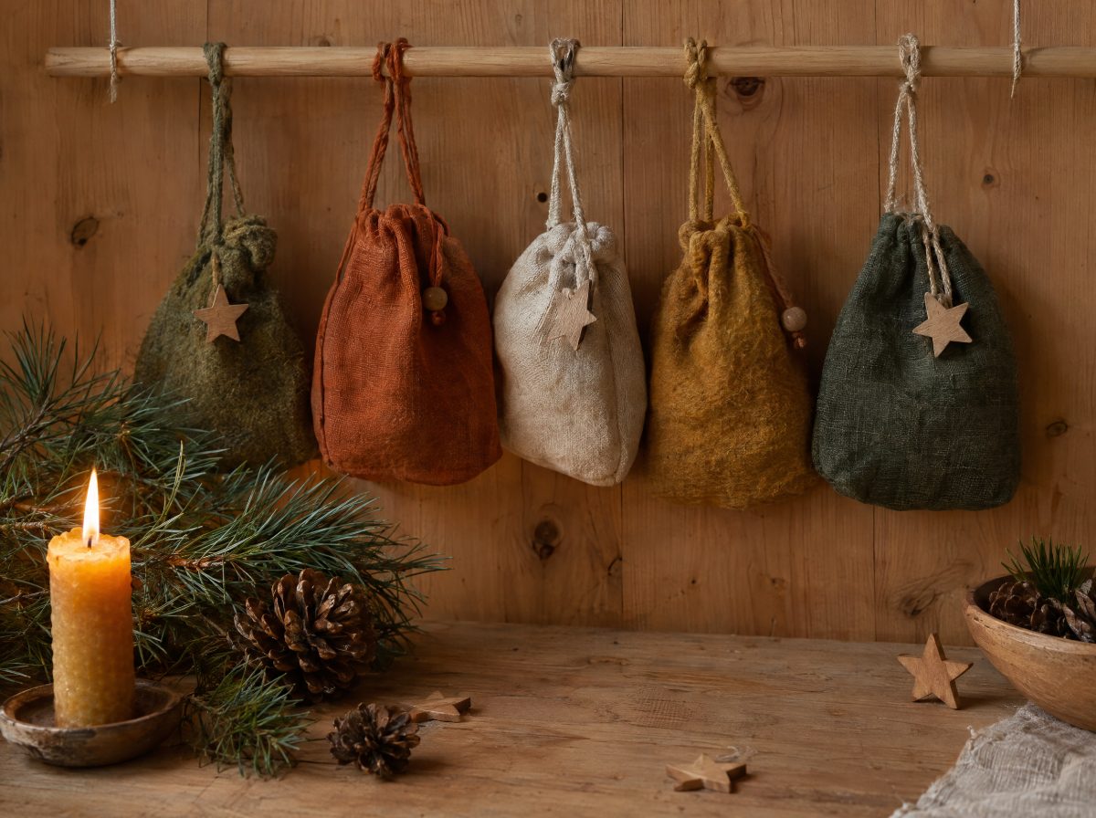Weihnachtlicher Adventskalender mit handgemachten Stoffsäckchen, natürlich und gemütlich dekoriert