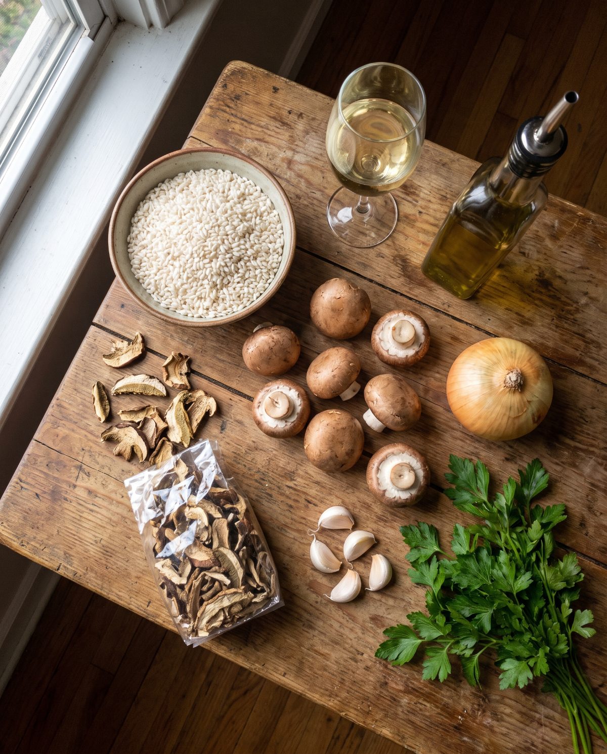 einfaches Rezept — Zutaten für Risotto ai Funghi: Risottoreis, Steinpilze, Champignons, Zwiebel, Weißwein