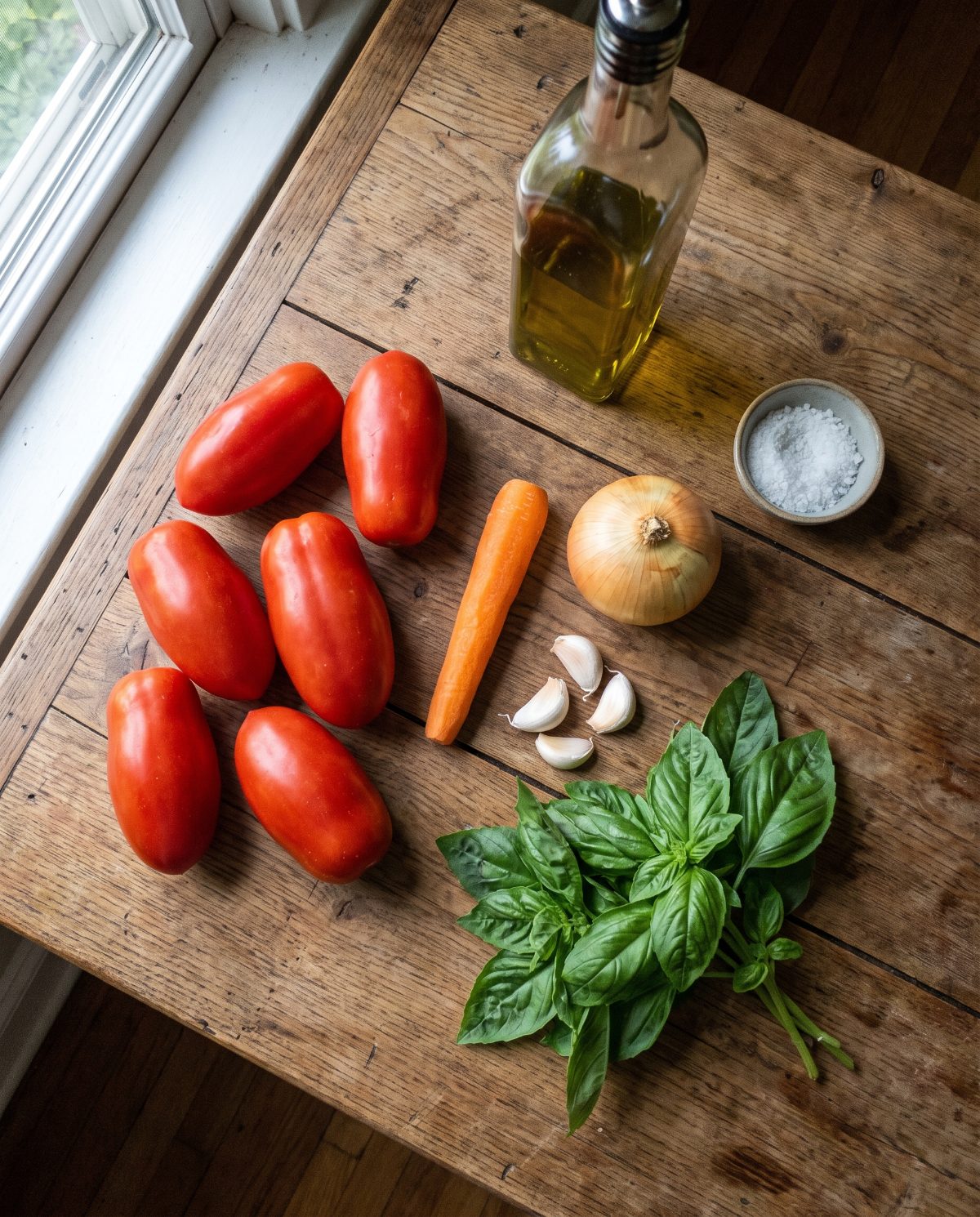 einfaches Rezept — Zutaten für Sugo al Pomodoro: Tomaten, Karotte, Zwiebel, Knoblauch, Basilikum