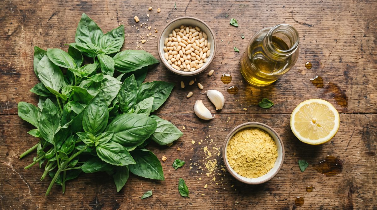 einfaches Rezept — Zutaten für veganes glutenfreies Basilikum-Pesto: frischer Basilikum, Pinienkerne, Cashewkerne, Olivenöl, Knoblauch, Zitrone
